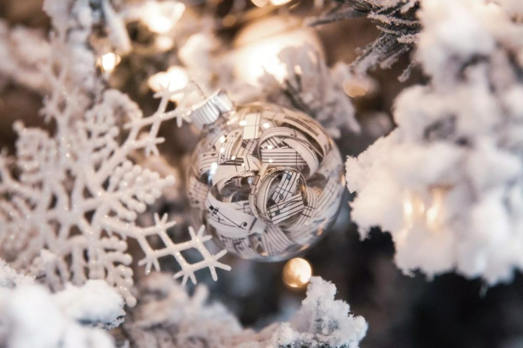Comment décorer un sapin blanc de Noël de façon originale