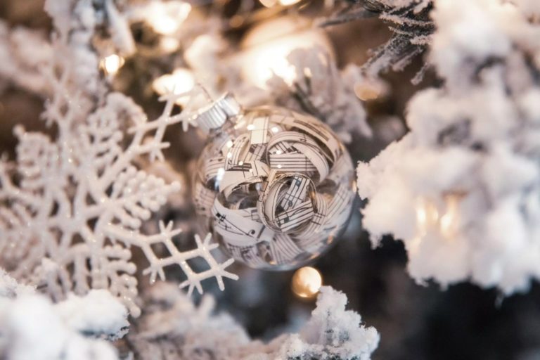 Sapin de Noël blanc — 11 idées de décoration et tendance en 2023