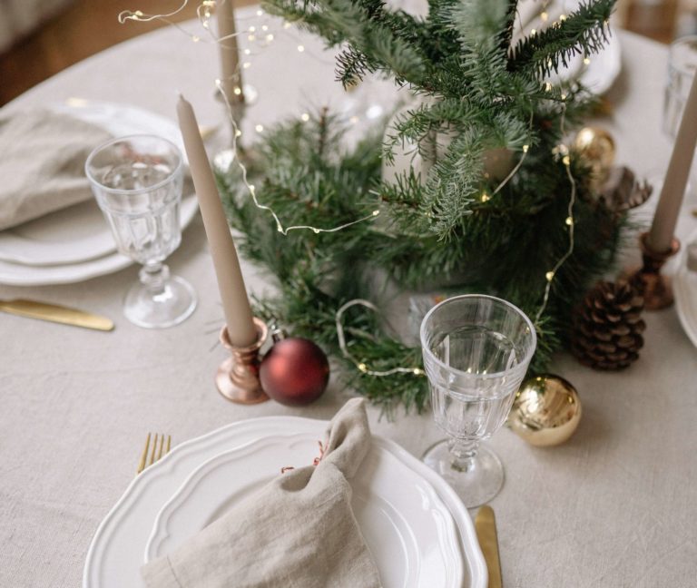 Décoration table de Noël — meilleure idées en 2025 + photos