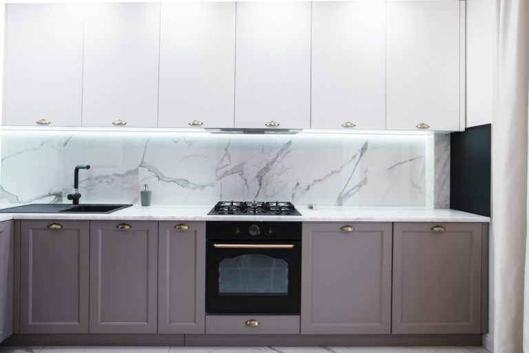 Crédence de cuisine moderne 2025: tendances, styles et couleurs