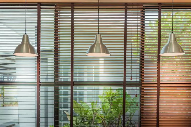 Stores fenêtre intérieur : tendances 2025