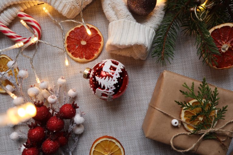 Tendances Noël 2022 : déco, couleurs, sapin, cadeaux, éclairage