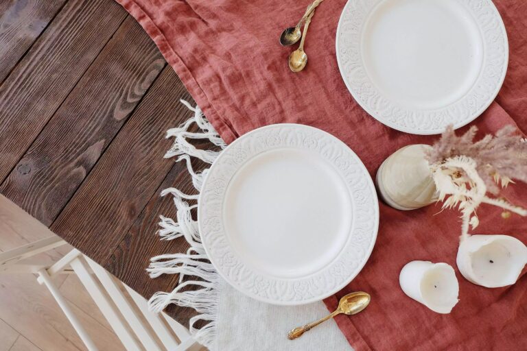Vaisselle tendance 2025: décorez la table avec goût
