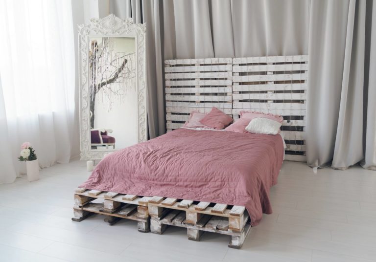 Tête de lit en palette: avantages, conseils de bricolage et idées déco