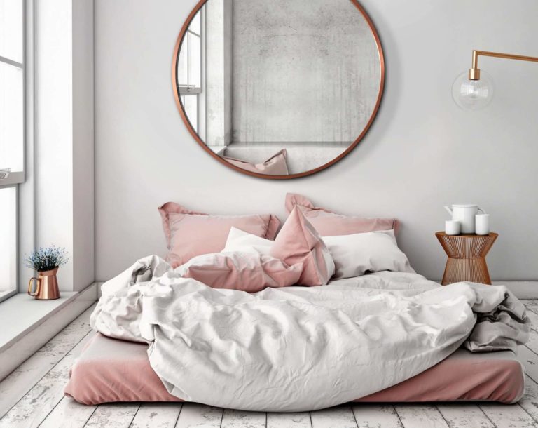 Comment agrandir une petite chambre avec des miroirs: 13 idées + photos d’inspiration