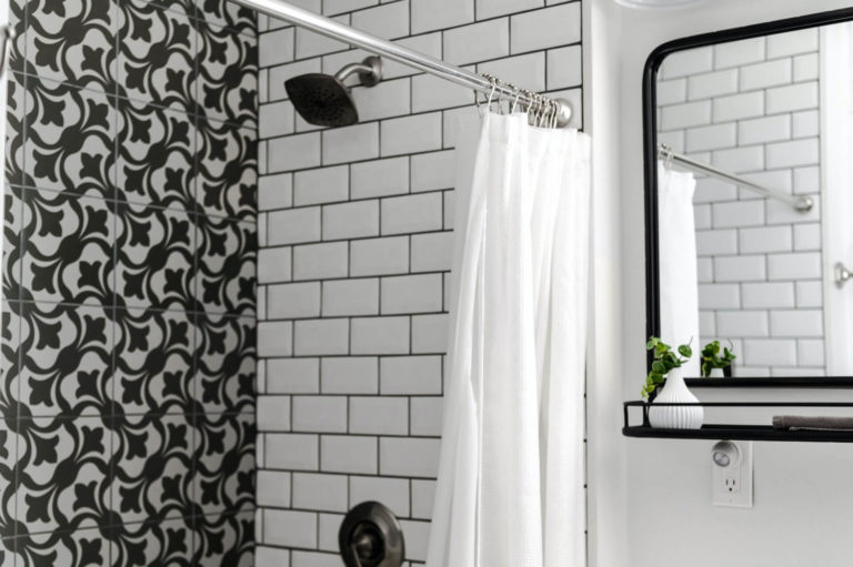Taille standard rideau de douche: conseils utiles pour choisir les bonnes dimensions