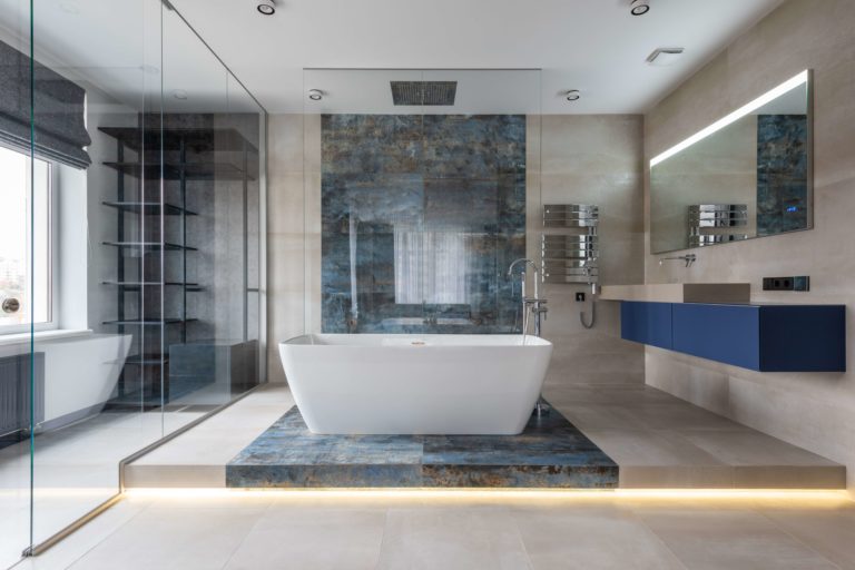 Carrelage salle de bain 2024 : tendances, couleurs, matériaux, designs