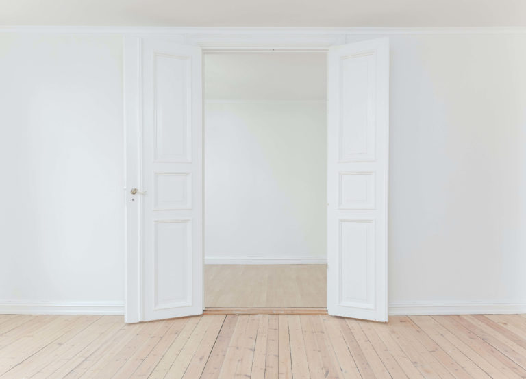 Porte intérieure tendance 2025 : couleurs, matériaux et styles modernes
